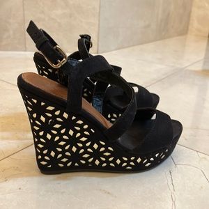 Xti Territory Black and Gold Wedges